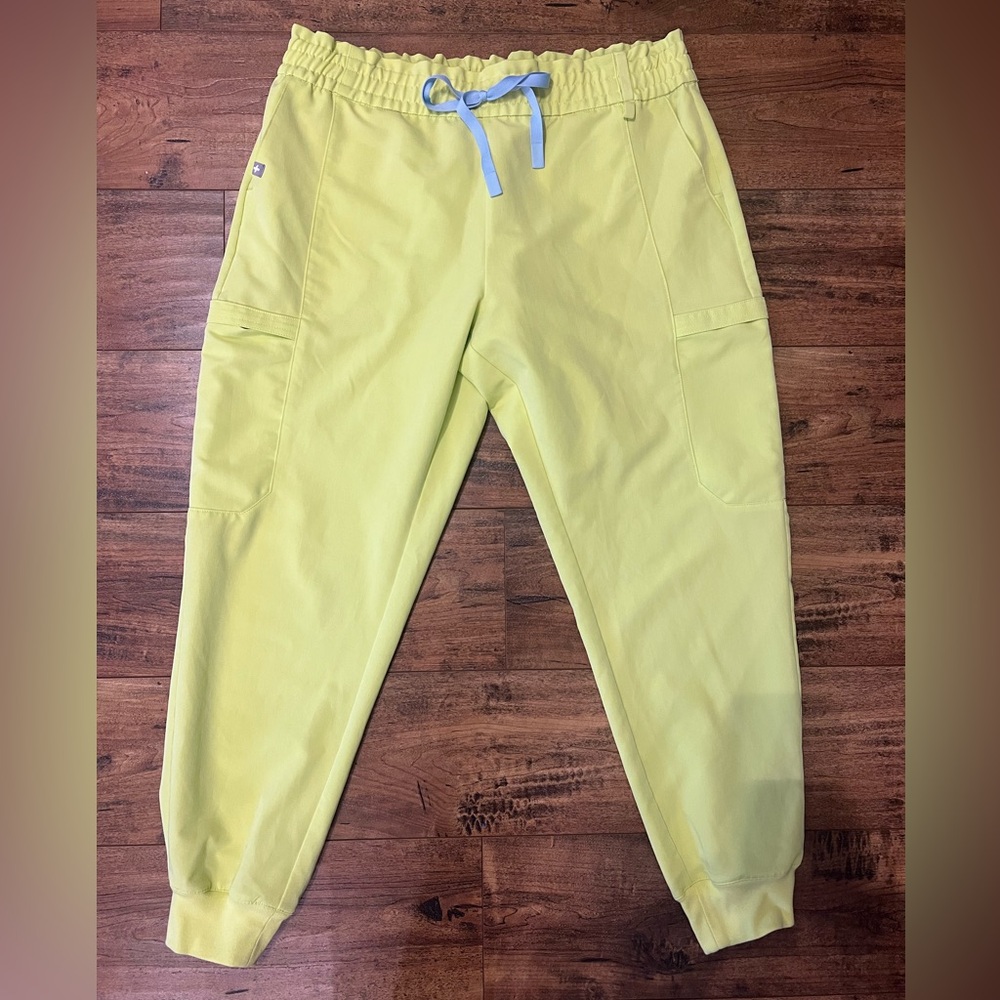 FIGS Citrine Scrubs Set-Med Top/Lg Jogger EUC - Picture 6 of 9